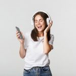 Wanita Mendengarkan musik MP3